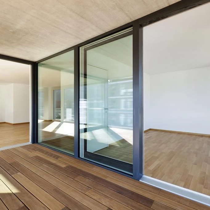 Parallelschiebetür für barrierefreien Zugang und grosse Glasfronten an der Terrasse eines Neubaus. Ihr Profi für Fenster und Türen in Ihrer Nähe​.