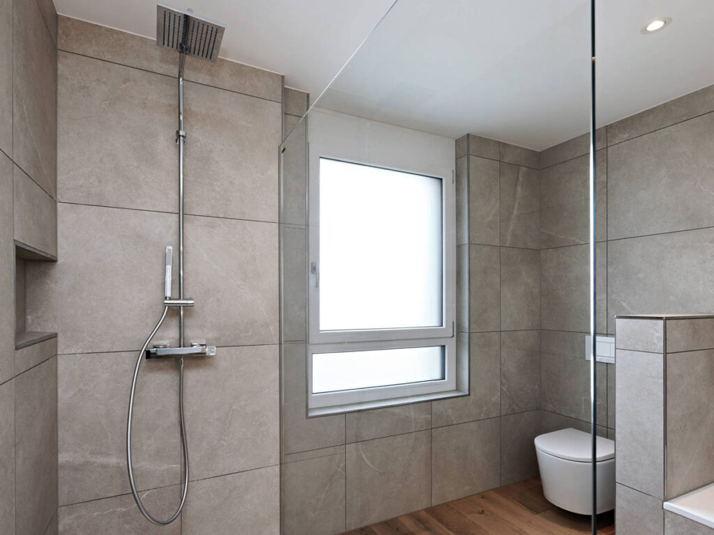 Referenzprojekte im Fensterbau. Modernes Badezimmer im Mehrfamilienhaus in Güttingen mit Kunststofffenster und Sichtschutzfolie