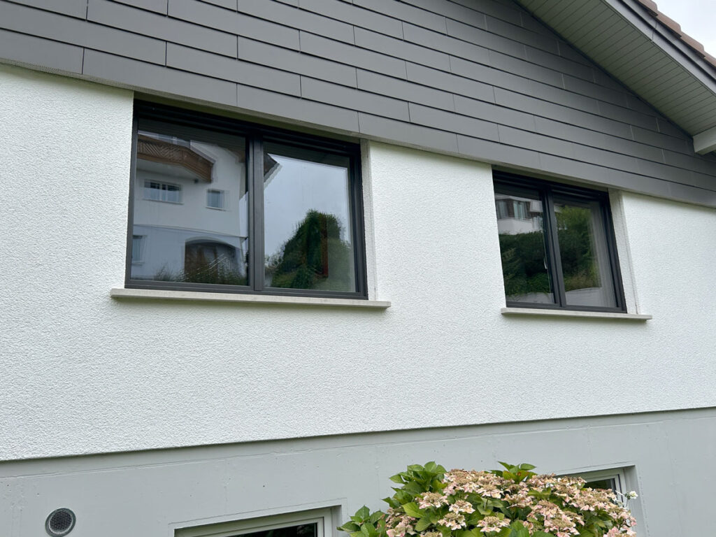 Renovation des Einfamilienhauses in Wolfhalden mit neuen und modernen Fenstern mit Anthrazit-Alurahmen.