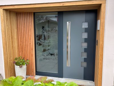 Die moderne Touch-Fingerprint-Haustüre, die den Eingangsbereich mit ihrem modernen Design einladend und freundlich gestaltet.